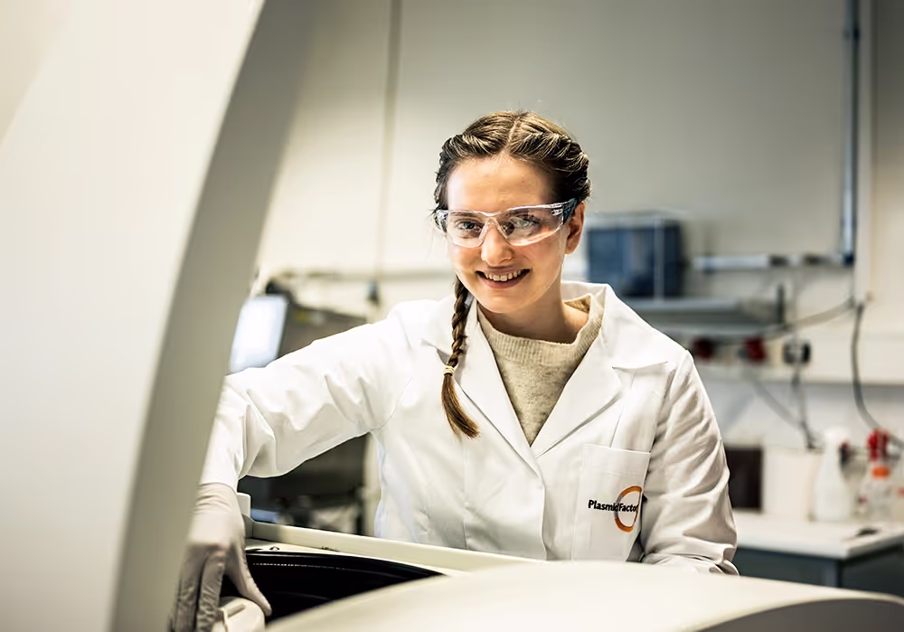 Employe using a centrifuge