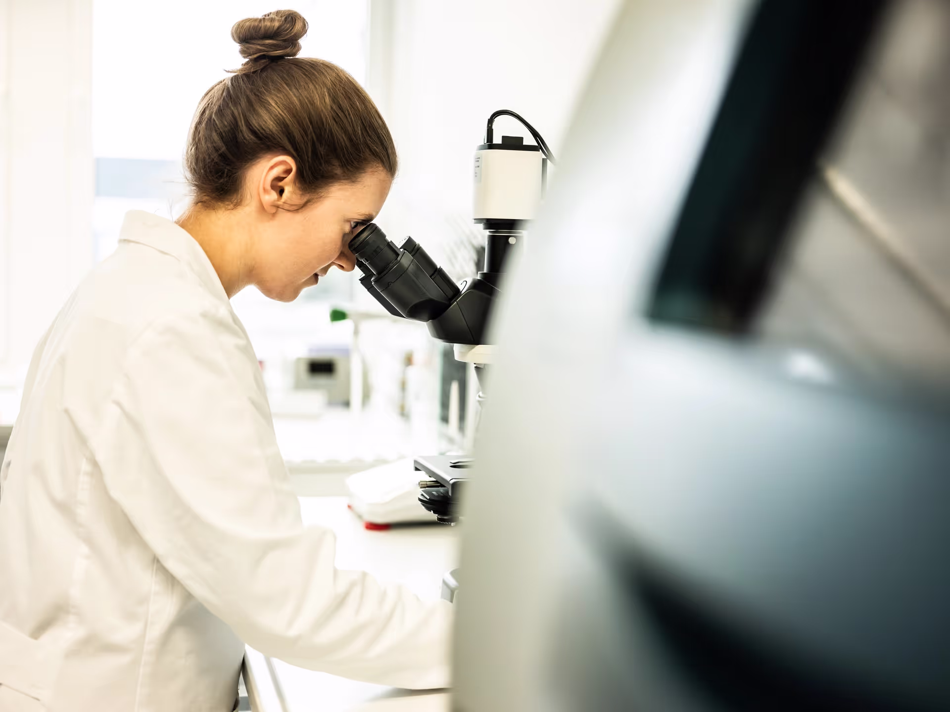 Employe using a microscope