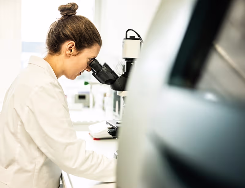 Employe using a microscope